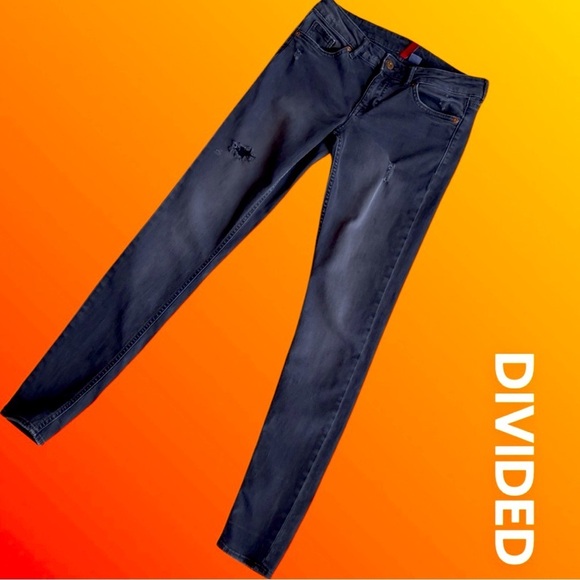 DIVIDED distressed jeans - Picture 1 of 9